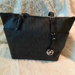 New Michael Kors authentic tote bag took of tags